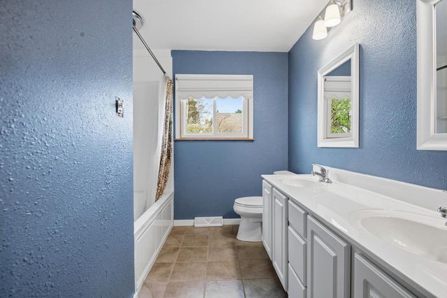 W398N6198 Mary LANE, Oconomowoc, WI 53066