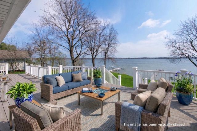 W398N6198 Mary LANE, Oconomowoc, WI 53066