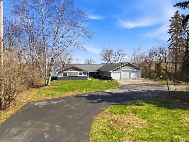 W398N6198 Mary LANE, Oconomowoc, WI 53066
