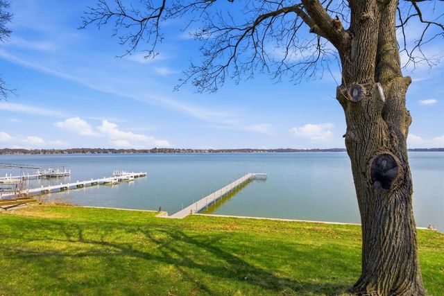 W398N6198 Mary LANE, Oconomowoc, WI 53066