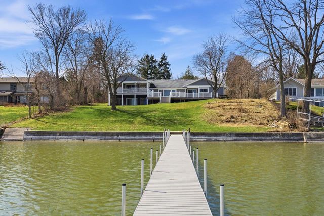 W398N6198 Mary LANE, Oconomowoc, WI 53066