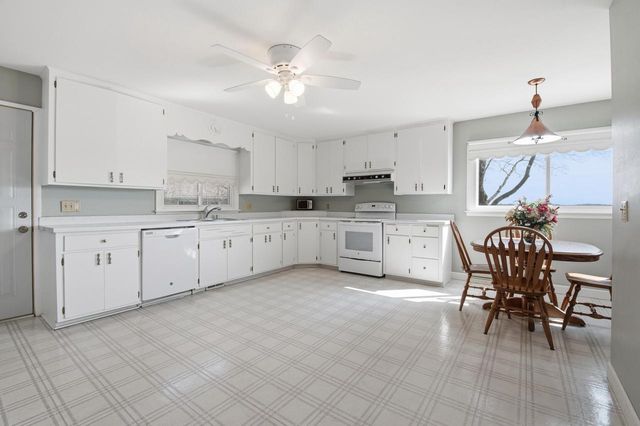 W398N6198 Mary LANE, Oconomowoc, WI 53066