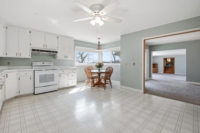 W398N6198 Mary LANE, Oconomowoc, WI 53066