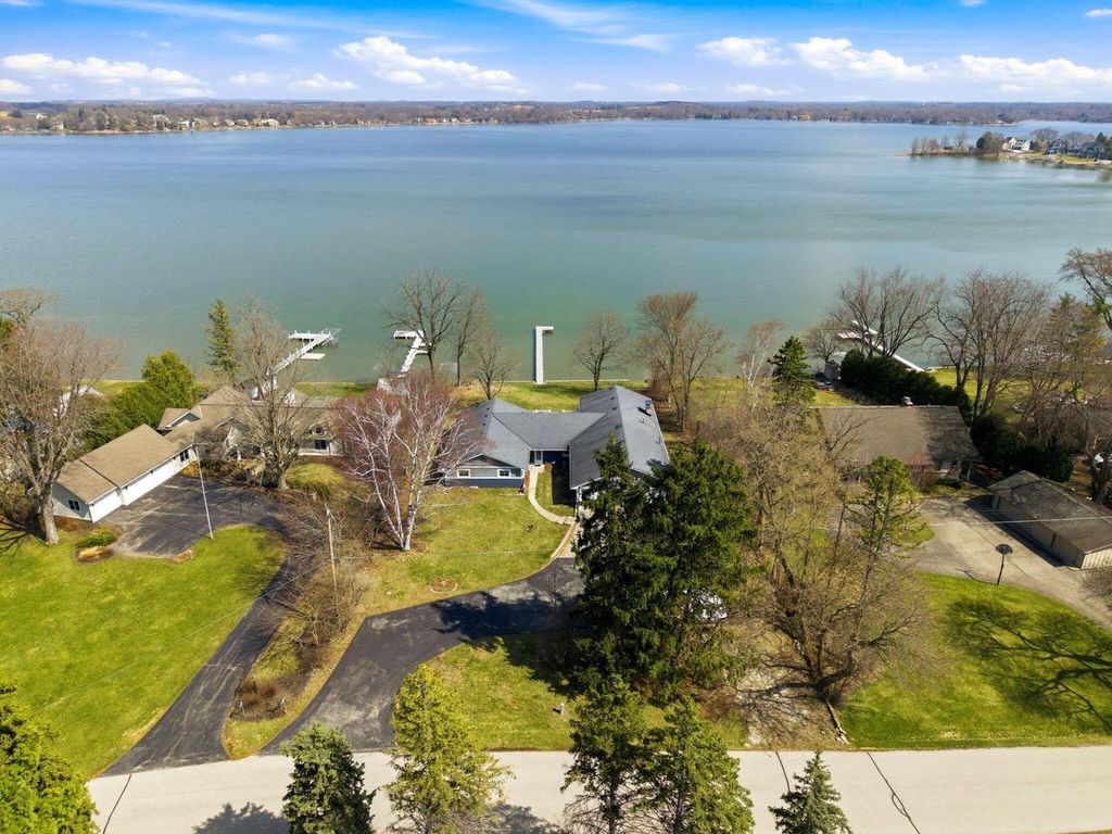 W398N6198 Mary LANE, Oconomowoc, WI 53066