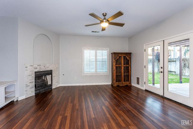 300 Solecita Way, Bakersfield, CA 93314