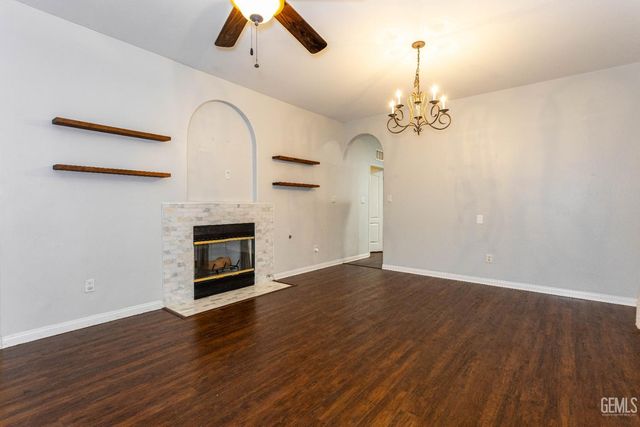 300 Solecita Way, Bakersfield, CA 93314