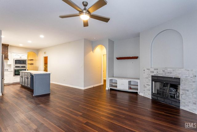 300 Solecita Way, Bakersfield, CA 93314