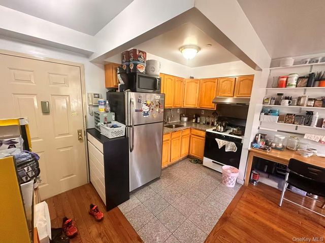 35-06 Leavitt Street 4F, Flushing, NY 11354