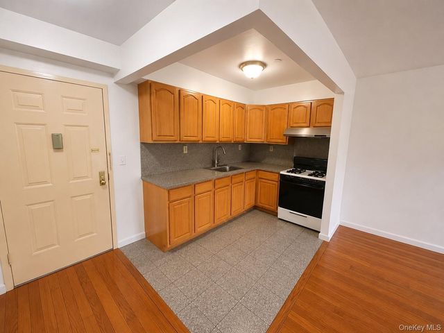 35-06 Leavitt Street 4F, Flushing, NY 11354