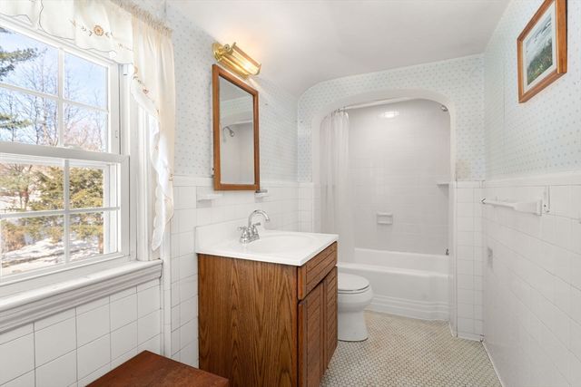 60 Lindbergh Ave, Newton, MA 02465