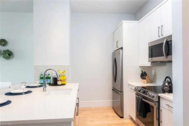 101 8th ST S # 305, Naples, FL 34102