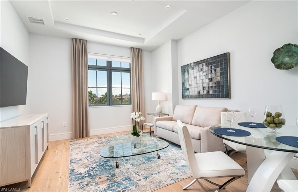 101 8th ST S # 305, Naples, FL 34102