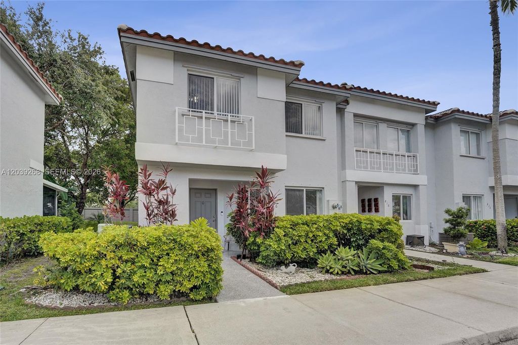 806 NW 208th Way, Pembroke Pines, FL 33029