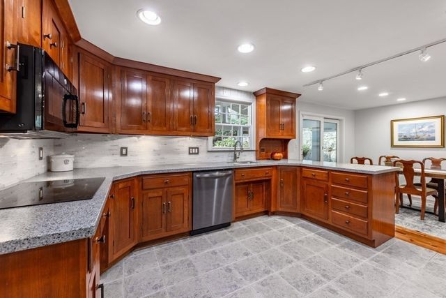 2 Rosemary Ave, Wakefield, MA 01880