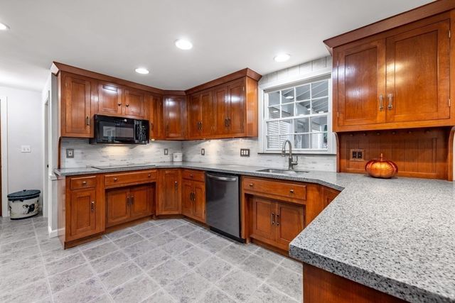 2 Rosemary Ave, Wakefield, MA 01880