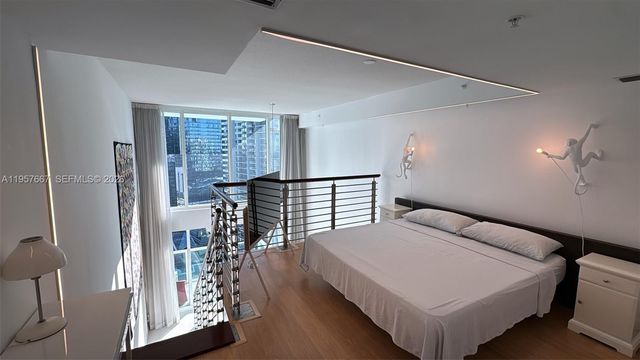 41 SE 5th St 2004, Miami, FL 33131