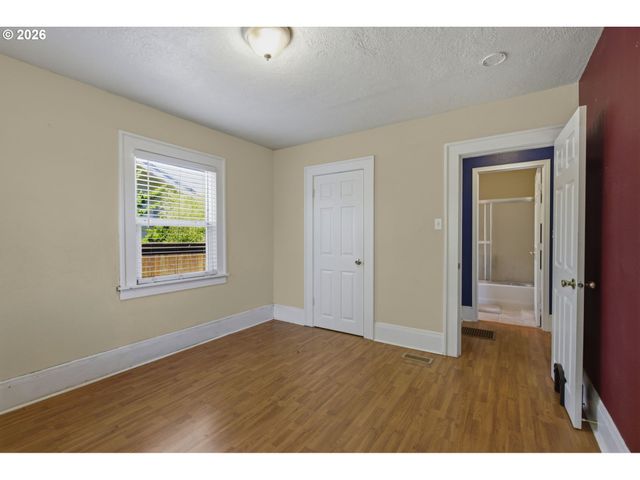 8105 Se REEDWAY St, Portland, OR 97206