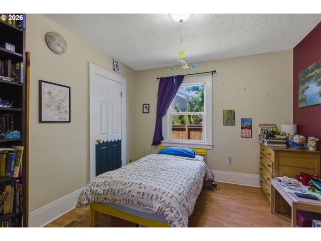 8105 Se REEDWAY St, Portland, OR 97206