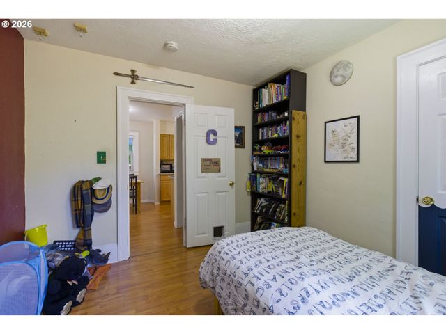 8105 Se REEDWAY St, Portland, OR 97206