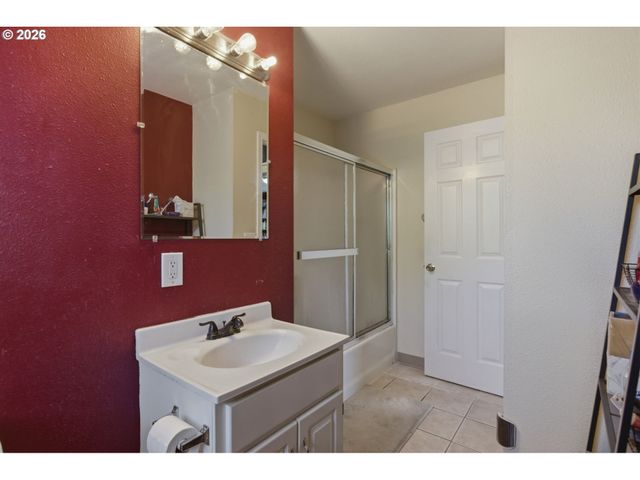 8105 Se REEDWAY St, Portland, OR 97206