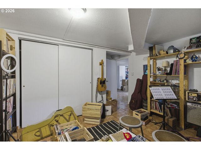 8105 Se REEDWAY St, Portland, OR 97206