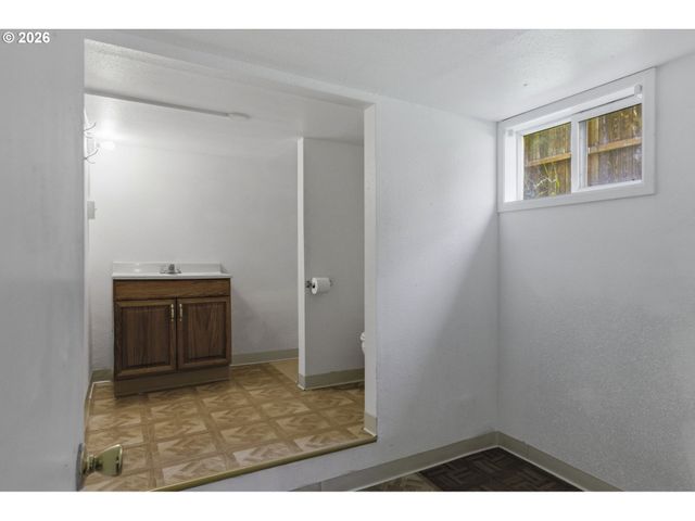 8105 Se REEDWAY St, Portland, OR 97206