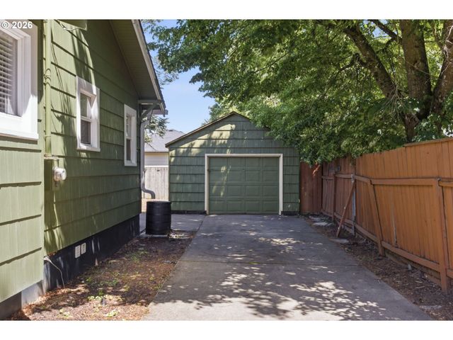 8105 Se REEDWAY St, Portland, OR 97206