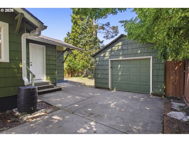 8105 Se REEDWAY St, Portland, OR 97206