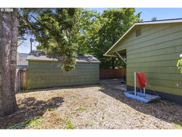 8105 Se REEDWAY St, Portland, OR 97206