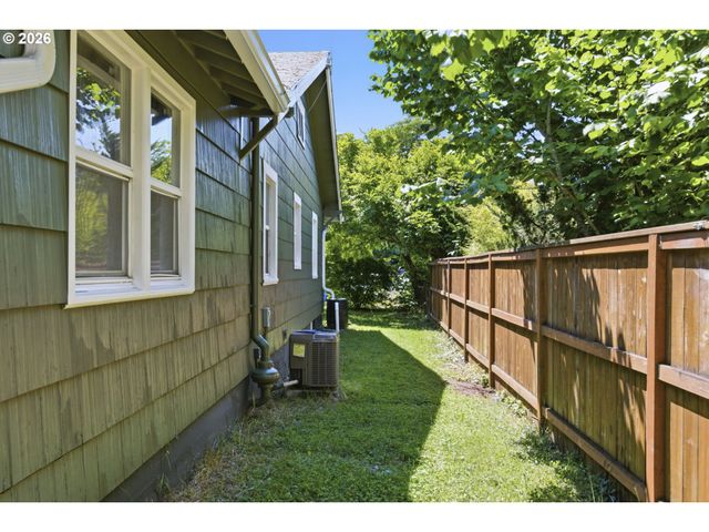 8105 Se REEDWAY St, Portland, OR 97206