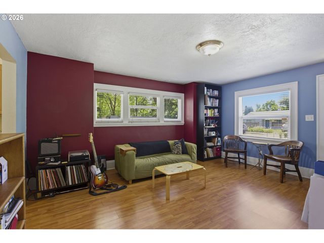 8105 Se REEDWAY St, Portland, OR 97206