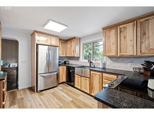 130 TIOGA Ct, Cottage Grove, OR 97424