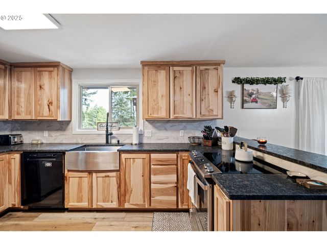 130 TIOGA Ct, Cottage Grove, OR 97424