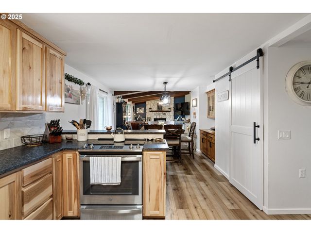 130 TIOGA Ct, Cottage Grove, OR 97424