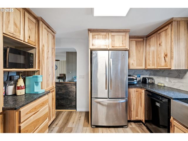 130 TIOGA Ct, Cottage Grove, OR 97424