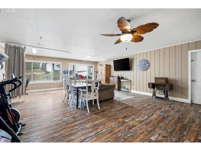 130 TIOGA Ct, Cottage Grove, OR 97424