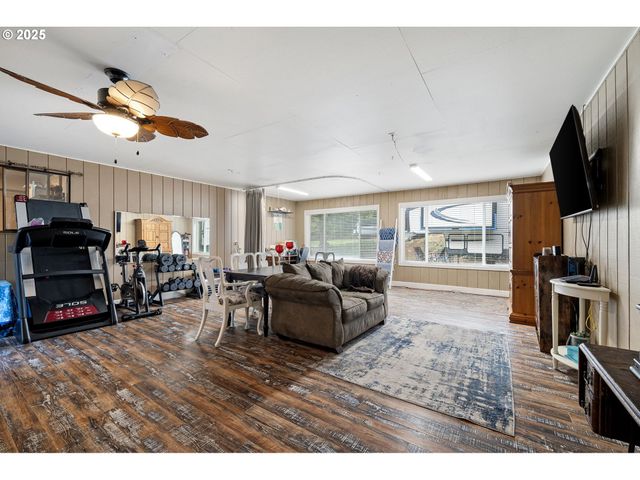 130 TIOGA Ct, Cottage Grove, OR 97424