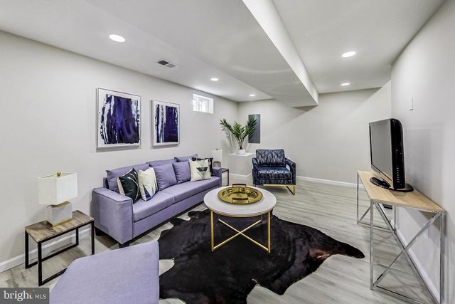 720 HILLTOP TER SE, Washington, DC 20019