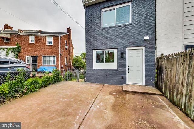 720 HILLTOP TER SE, Washington, DC 20019