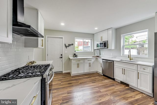 720 HILLTOP TER SE, Washington, DC 20019