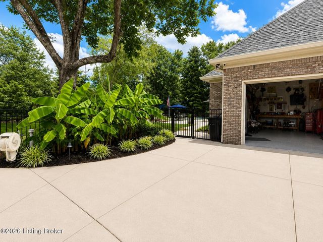 4803 Albrecht Ct, Louisville, KY 40241