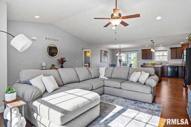 1811 PRAIRIE VISTA Drive, Chatham, IL 62629