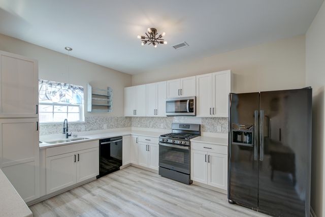 202 W Pine Street, Summerville, SC 29485