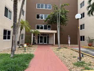 6930 Miami Gardens Dr 1-217A, Hialeah, FL 33015