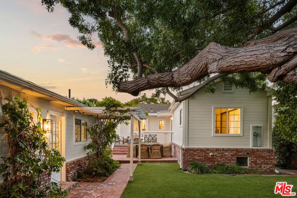 Image 10 of property listing at 8316 Westlawn Avenue, Los Angeles, CA 90045