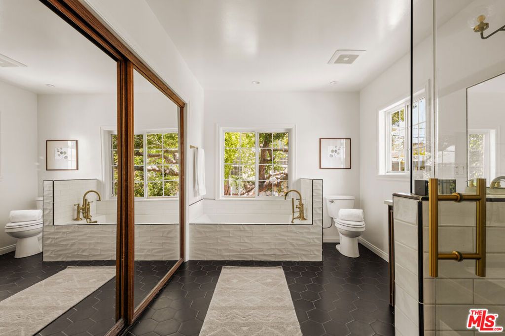 Image 14 of property listing at 8316 Westlawn Avenue, Los Angeles, CA 90045