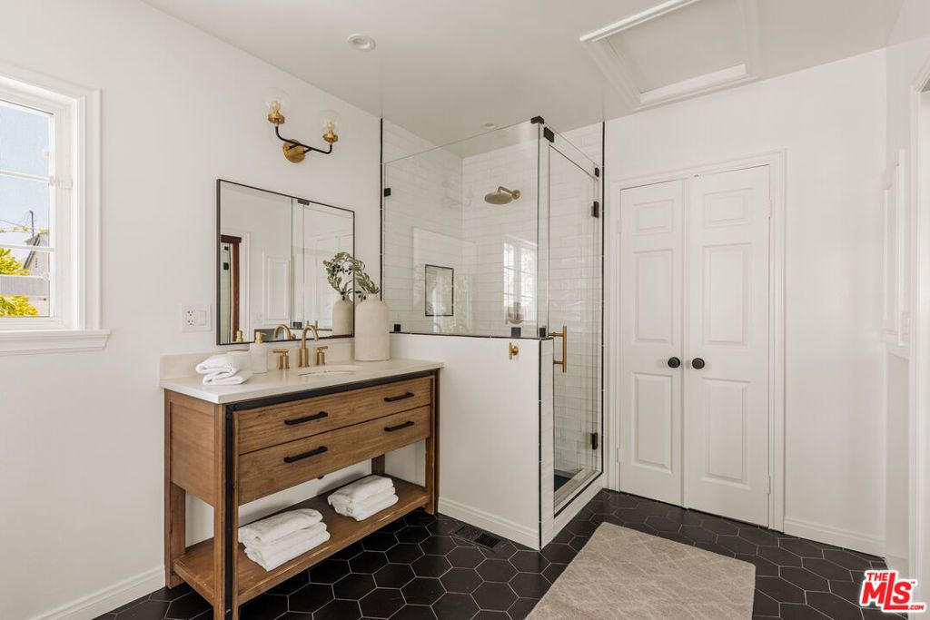 Image 15 of property listing at 8316 Westlawn Avenue, Los Angeles, CA 90045
