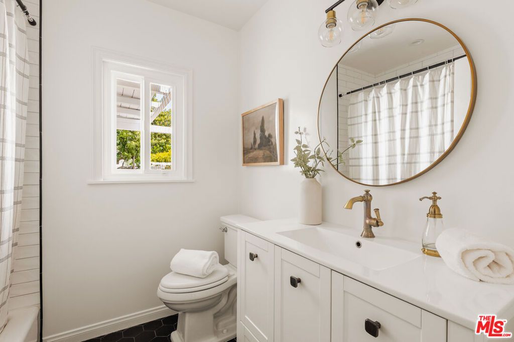 Image 19 of property listing at 8316 Westlawn Avenue, Los Angeles, CA 90045