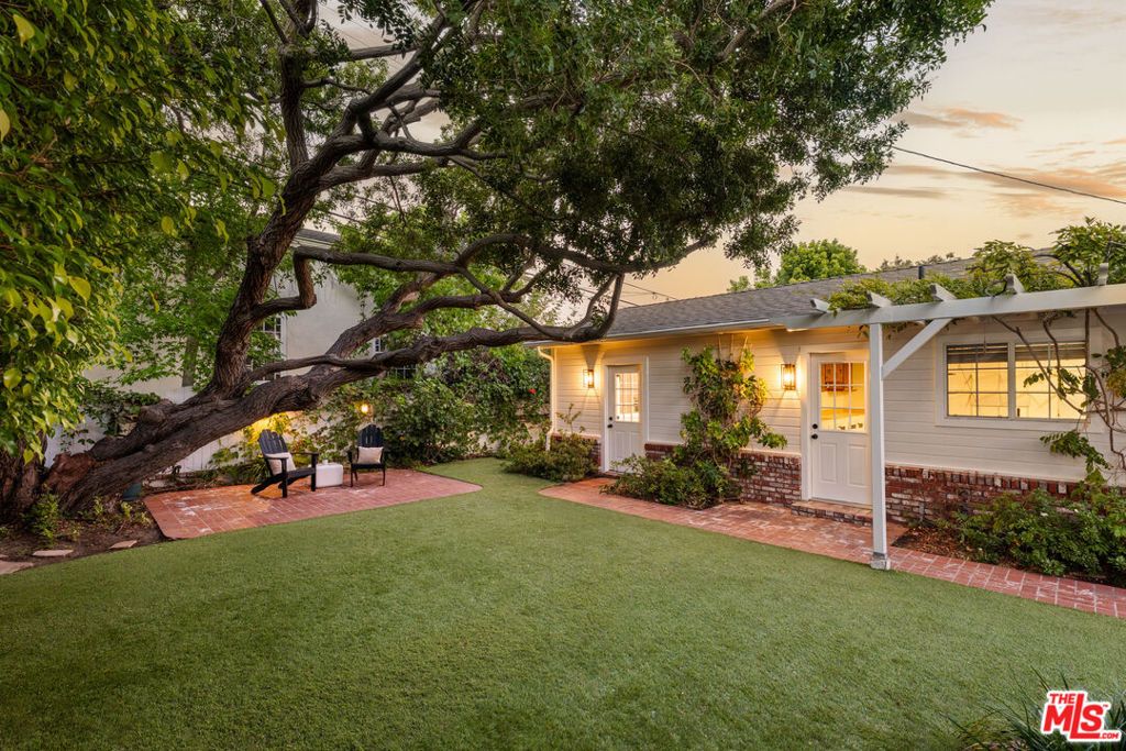 Image 21 of property listing at 8316 Westlawn Avenue, Los Angeles, CA 90045