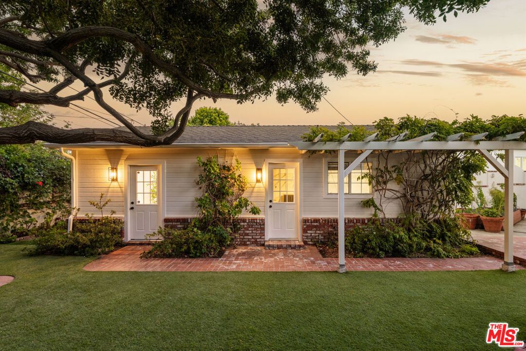 Image 22 of property listing at 8316 Westlawn Avenue, Los Angeles, CA 90045